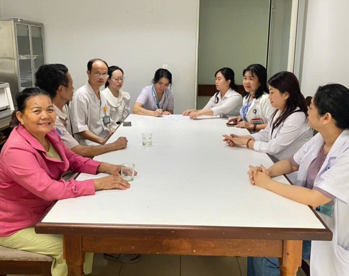 Bệnh viện Mắt Đà Nẵng có buổi làm việc và trao đổi với bệnh nhân Nguyễn Thị H. và người nhà bệnh nhân. (Ảnh: B.V)