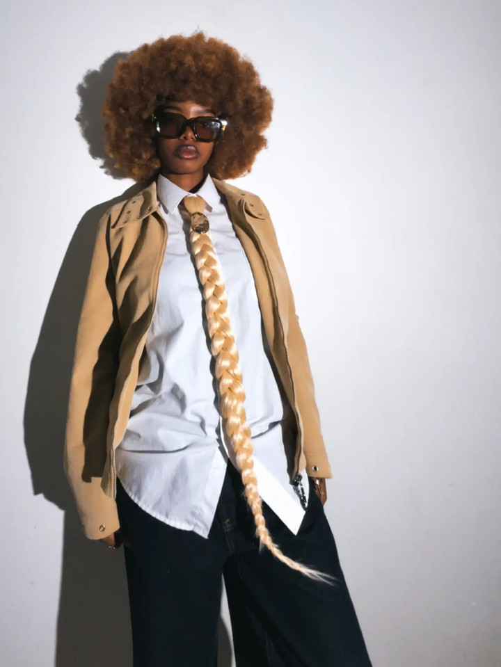 Mẫu cà vạt tóc tết bím ra mắt trong buổi trình diễn thời trang thu đông 2024–2025 của Schiaparelli. (Ảnh: Chelsea Muusha)