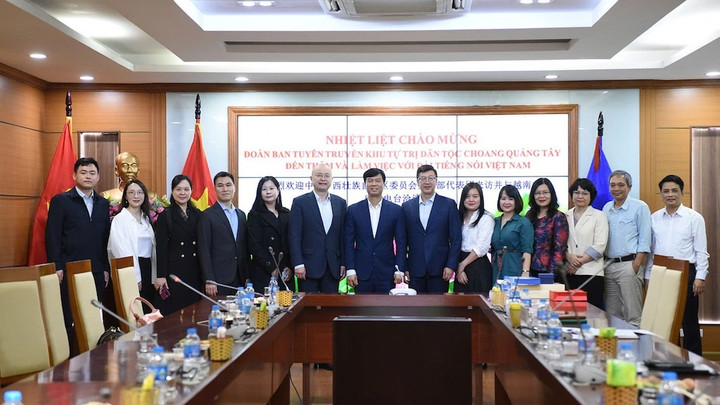 Các đại biểu chụp ảnh tại buổi làm việc. (Ảnh: Diệp Thảo)