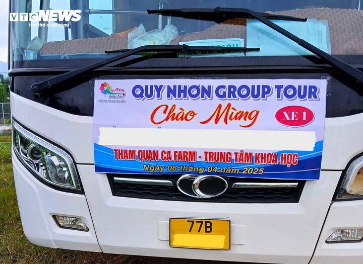Xe khách 50 chỗ của Công ty Công ty Quy Nhơn Group Tour (TP Quy Nhơn, Bình Định) chở học sinh tham quan, trải nghiệm du lịch canh nông "chui" tại Ca Oganic Farm, bất chấp "lệnh cấm" của UBND tỉnh Bình Định. (Ảnh chụp ngày 6/4/2025)