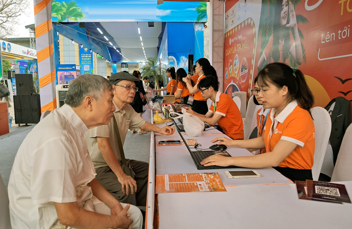 Du khách quan tâm tour Hàn Quốc tại gian hàng BestPrice Travel.