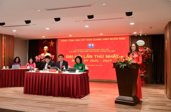 Bà Phùng Thị Cúc - đảng viên Chi bộ - trình bày tham luận về “Nâng cao chất lượng nguồn nhân lực tại Vietcombank trong bối cảnh chuyển đổi số” tại Đại hội.