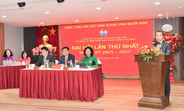 Ông Đỗ Việt Hùng - Phó Bí thư thường trực Đảng ủy, thành viên Hội đồng quản trị Vietcombank - phát biểu chỉ đạo.