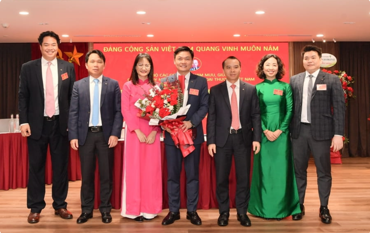 Ban Chấp hành Chi bộ các Cơ quan tham mưu, giúp việc của Đảng ủy Vietcombank nhiệm kỳ 2025 - 2027 chụp ảnh lưu niệm cùng ông Đỗ Việt Hùng - Phó Bí thư thường trực Đảng ủy Vietcombank, thành viên HĐQT (thứ ba từ phải sang) và ông Nguyễn Mạnh Hùng - Ủy viên BTV Đảng ủy, thành viên HĐQT, Trưởng Ban Tuyên giáo Đảng ủy (thứ hai từ trái sang).