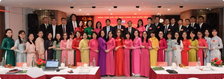 Tập thể đảng viên Chi bộ các Cơ quan tham mưu, giúp việc của Đảng ủy Vietcombank chụp ảnh lưu niệm cùng ban lãnh đạo.