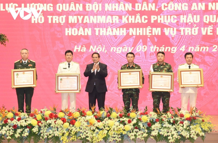 Thủ tướng trao bằng khen cho các tập thể, cá nhân của Bộ Quốc phòng, Bộ Công an