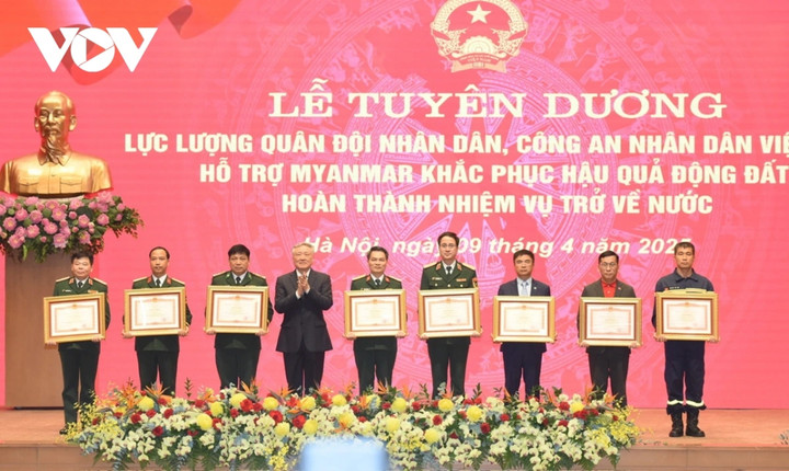 Phó Thủ tướng Thường trực Chính phủ Nguyễn Hòa Bình trao bằng khen cho các tập thể, cá nhân xuất sắc