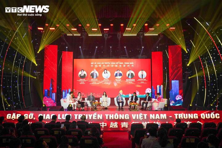 Lãnh đạo các cơ quan báo chí, nhà báo trẻ Việt Nam và Trung Quốc tại phiên tham luận "Thanh niên Việt-Trung trong thời đại truyền thông số”. (Ảnh: Đắc Huy)