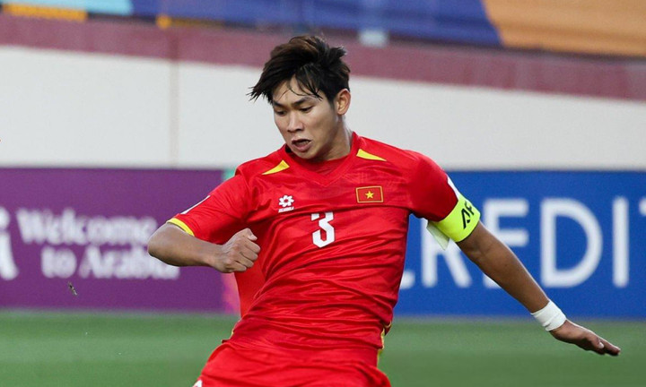 Việt Anh cùng đồng đội ở hàng thủ vẫn cảnh giác và giải quyết được các pha phản công của U17 UAE. (Ảnh: Getty Images)