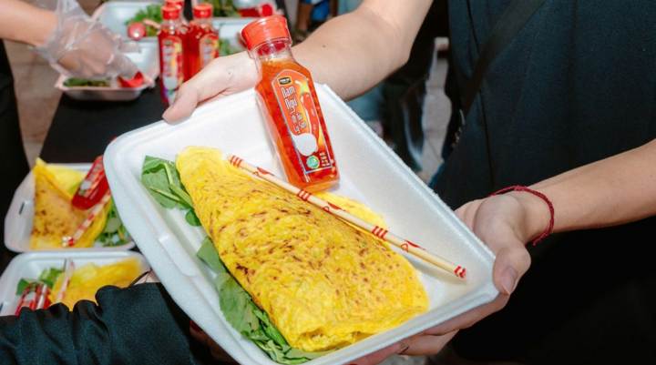 Đông đảo bà con đã tới lễ hội, thưởng thức món ngon đặc sắc.