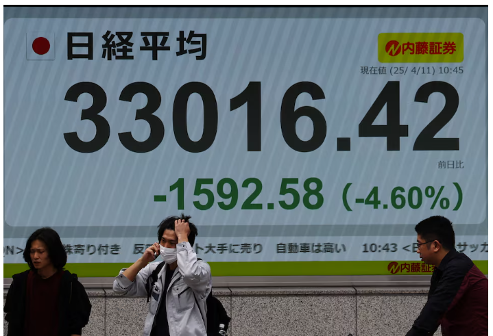 Màn hình điện tử hiển thị cổ phiếu Nikkei của Nhật Bản ngày 11/4. (Ảnh: Reuters)