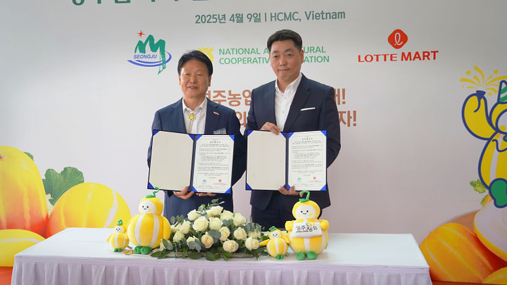 Ông Lee Byung-hwan, Huyện trưởng Huyện Seongju và ông Lee Yong Ho, Giám đốc các Ngành hàng của LOTTE Mart Việt Nam cùng ký kết biên bản ghi nhớ hợp tác