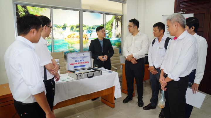 Các đại biểu tìm hiểu về các công nghệ tiết kiệm điện