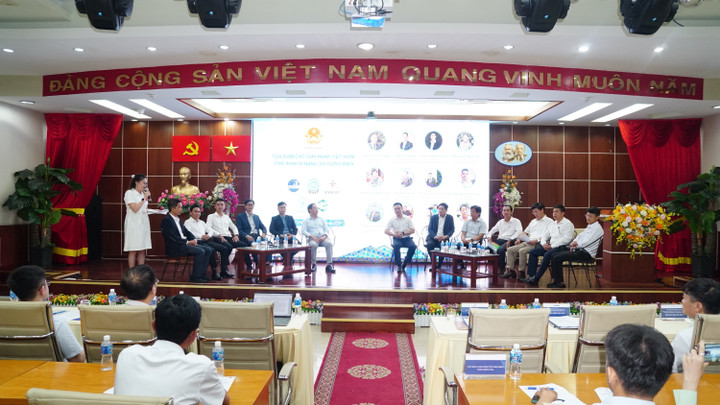 Các đại biểu toạ đàm về các giải pháp tiết kiệm điện