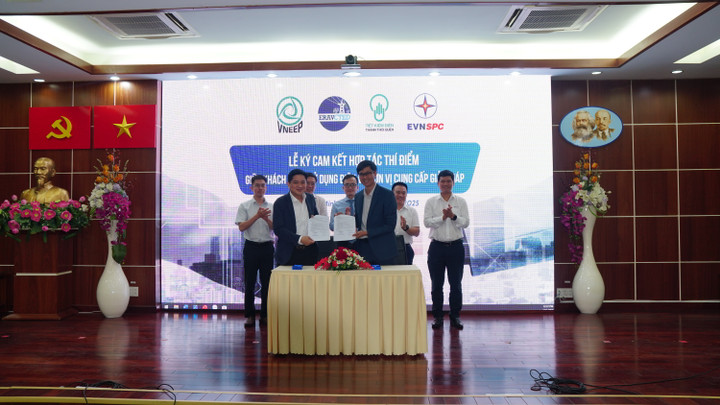 Lễ ký cam kết nguyên tắc giữa các doanh nghiệp sử dụng điện và đơn vị giải pháp thuộc Cộng đồng ESS
