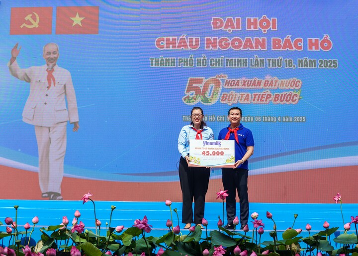Ông Đỗ Thanh Tuấn, Giám đốc Đối ngoại Vinamilk, trao tặng món quà là 45.000 hộp sữa cho đại diện Hội đồng Đội TP.HCM trong chương trình “Đại hội cháu ngoan Bác Hồ” ngày 6/4