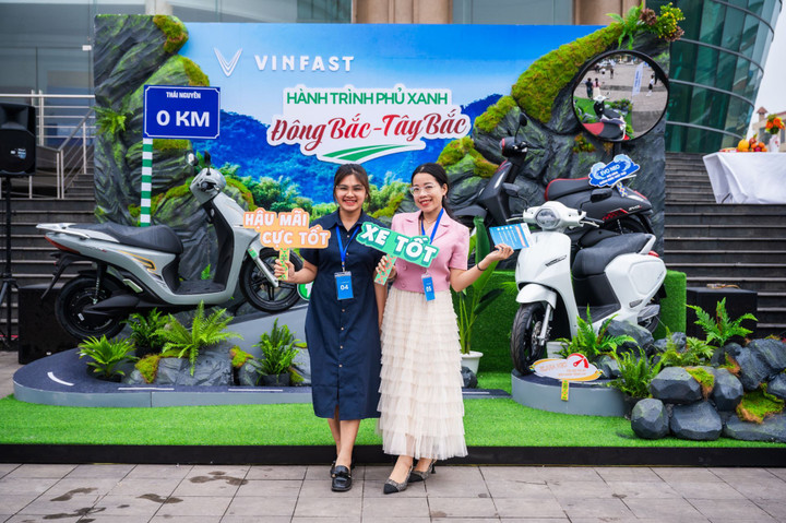 Nhiều khách hàng có mặt từ sớm để check-in với không gian trưng bày của hành trình “Phủ Xanh Đông Bắc – Tây Bắc”.