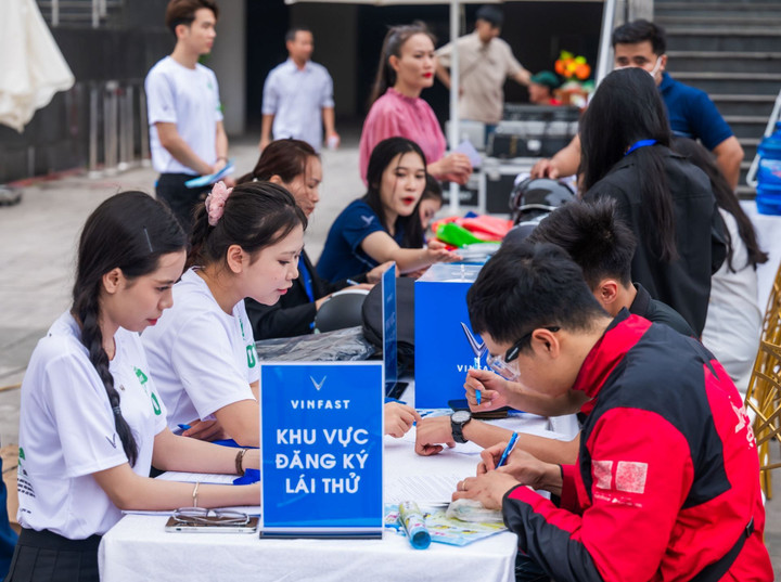 Nhiều khách hàng sớm đăng ký lái thử để tận tay trải nghiệm những mẫu xe xanh của VinFast.