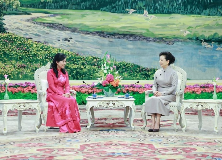 Bà Bành Lệ Viên, bà Ngô Phương Ly - Phu nhân của hai nhà lãnh đạo - trà đàm và thưởng thức các buổi biểu diễn truyền thống Trung Quốc.