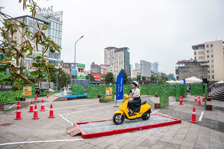 Các dòng xe máy điện VinFast dễ dàng vượt qua các bài mô phỏng địa hình đường gập ghềnh, sỏi đá.