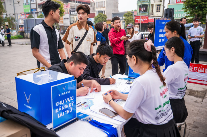 Ưu đãi hấp dẫn khiến nhiều khách hàng quyết định xuống tiền mua xe ngay sau khi lái thử.