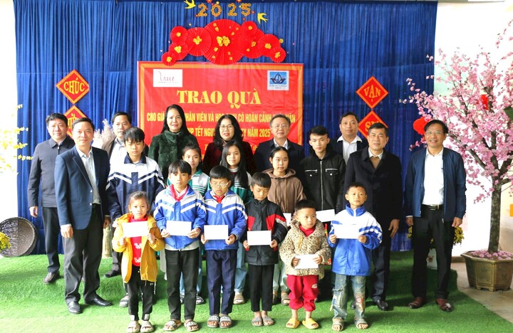 Đoàn công tác Sở GD-ĐT trao quà cho học sinh trên địa bàn huyện Con Cuông.