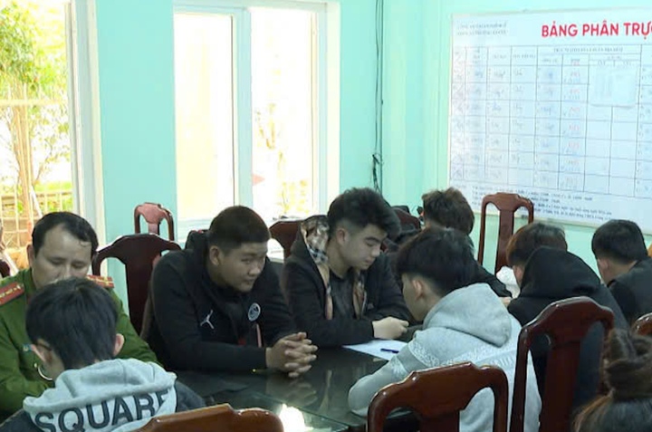Công an đang lấy lời khai của 8 thiếu niên rượt đánh người gây thương tích trên đường phố quận Thuận Hoá (TP Huế).