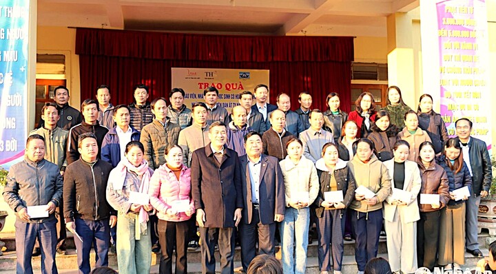Đoàn công tác của Sở Giáo dục và Đào tạo và lãnh đạo huyện Kỳ Sơn trao quà cho giáo viên trên địa bàn huyện. (Ảnh Báo Nghệ An)