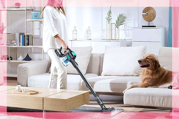 Máy hút bụi cầm tay có thể làm sạch những nơi khó tiếp cận như góc cạnh, cầu thang hay ghế sofa.(Ảnh: The Spruce)