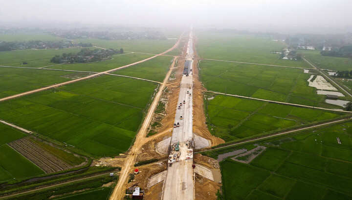 Khi hoàn thành, từ quốc lộ 12C, người dân huyện Kỳ Anh và thị xã Kỳ Anh có thể ra vào cao tốc Bắc - Nam thông qua nút giao tại Km568+126. Người tham gia giao thông khi đang di chuyển trên cao tốc muốn xuống thị xã Kỳ Anh cũng thông qua nút giao này. (Ảnh: T.L)