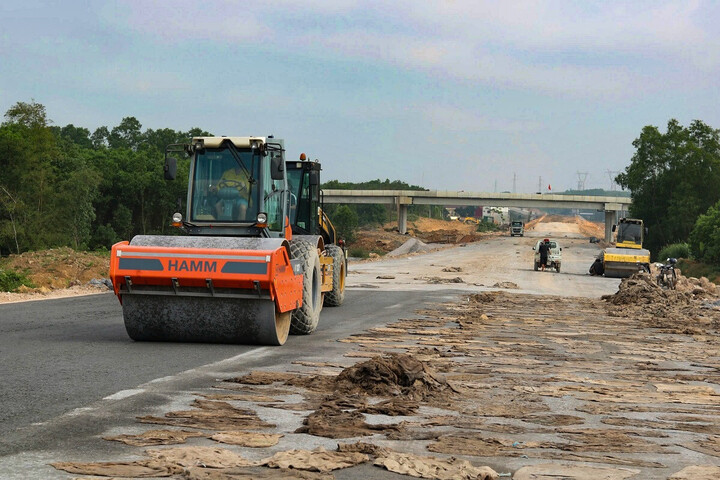 Trên công trường, các đơn vị thi công đang làm việc với công suất tối đa để đảm bảo tiến độ. (Ảnh: CTV)
