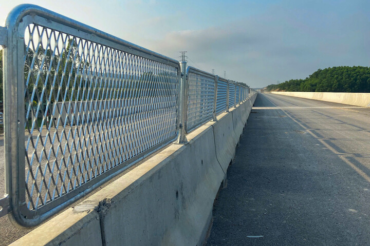 Một đoạn trên cao tốc Bắc - Nam, đường đã có dải phân cách cứng, hộ lan. (Ảnh: CTV)
