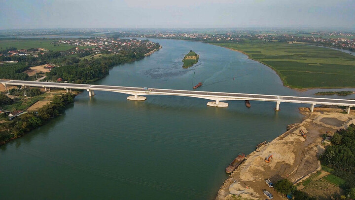 Cây cầu bắc qua sông Long Đại (huyện Quảng Ninh, Quảng Bình) trên cao tốc Bắc - Nam cơ bản hoàn thành. (Ảnh: CTV)