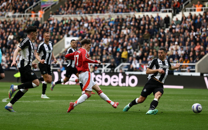 Man Utd gỡ hòa ở cú sút thứ hai. (Ảnh: Reuters)