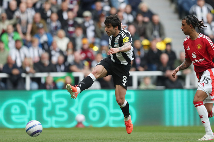 Không có cầu thủ Man Utd nào bắt được pha xâm nhập vòng cấm của Tonali. (Ảnh: Reuters)