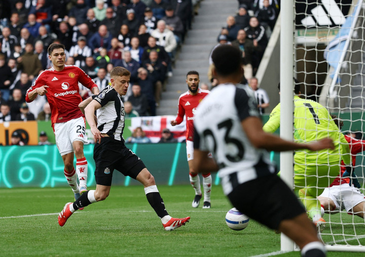 Hàng thủ Man Utd bị đánh bại dễ dàng. (Ảnh: Reuters)