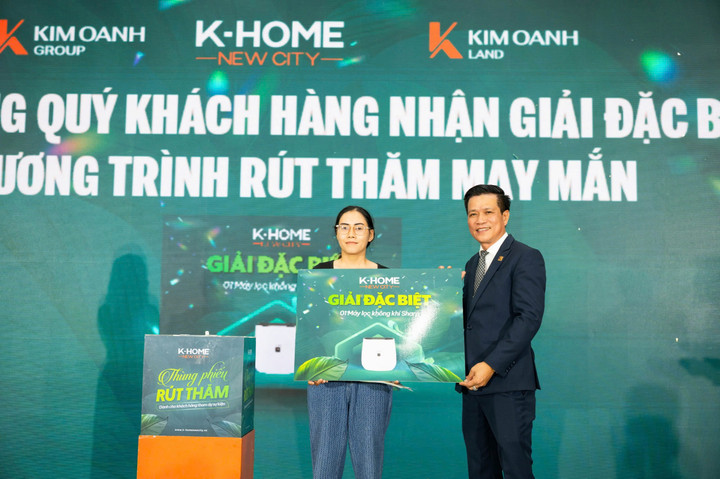 Ông Tô Duy Chinh trao giải đặc biệt cho khách tham dự sự kiện.