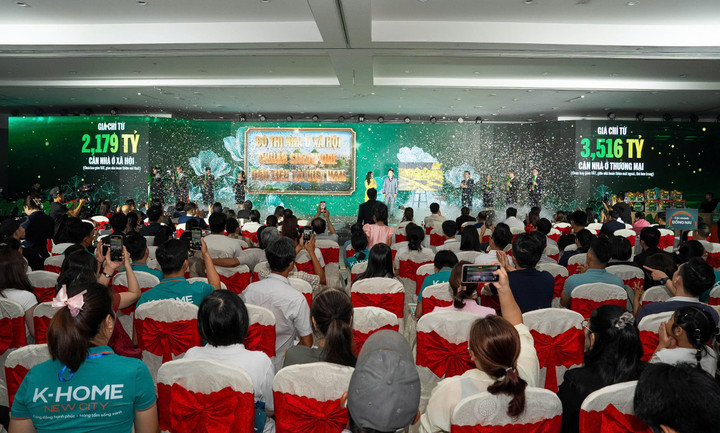 Khoảnh khắc công bố giá của 2 dòng sản phẩm của K-Home New City: Nhà ở xã hội liền kề K-Home chỉ từ 2.179 tỷ đồng/căn (giao nhà hoàn thiện nội thất) và nhà ở thương mại K-Shophouse chỉ từ 3.516 tỷ đồng/căn (giao nhà hoàn thiện mặt ngoài, thô bên trong).