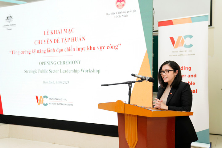 Bà Naomi Cook, Tham tán Phát triển của Đại sứ quán Australia tại Việt Nam, phát biểu khai mạc.