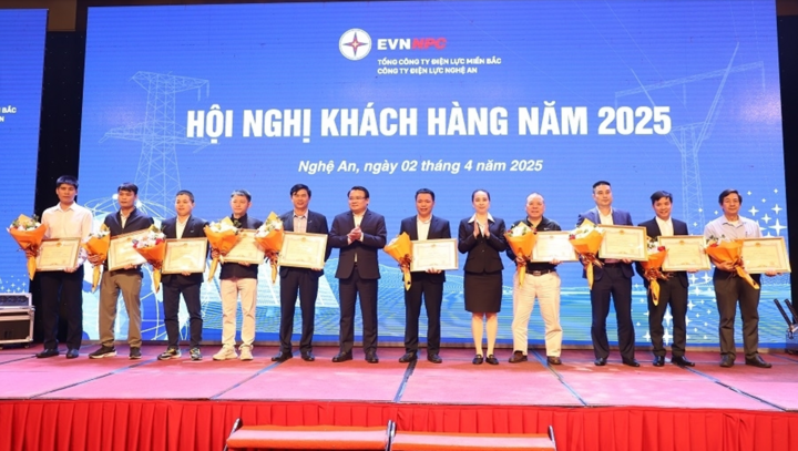 EVNNPC vinh danh các khách hàng tiêu biểu - những đơn vị tích cực đồng hành cùng ngành điện trong các chương trình tiết kiệm điện và điều chỉnh phụ tải.