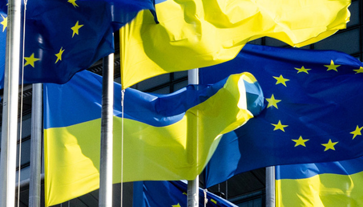 Cờ Ukraine bay bên cạnh cờ EU ở Kiev. (Ảnh: Getty)