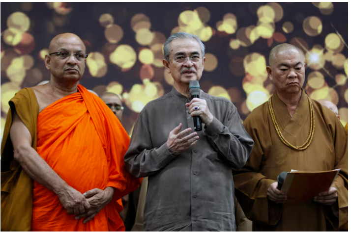 Cựu Thủ tướng Malaysia Abdullah Ahmad Badawi (giữa). (Ảnh: Reuters)