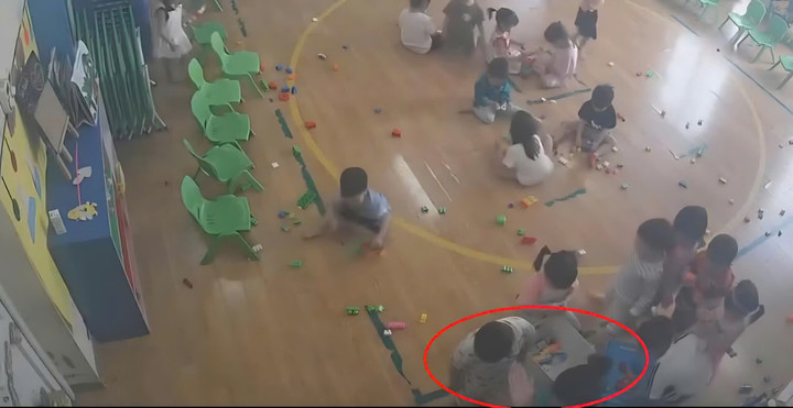 Cô giáo kéo cháu bé vào góc khuất rồi dùng tay đánh cháu.