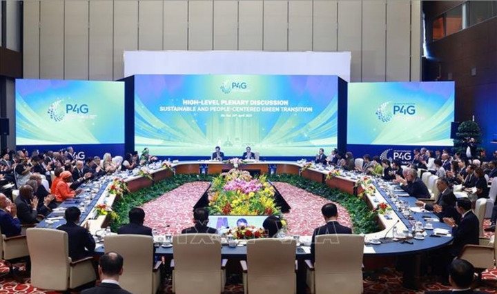 Phiên thảo luận cấp cao: Chuyển đổi xanh bền vững, lấy con người làm trung tâm. (Ảnh: Dương Giang/TTXVN)