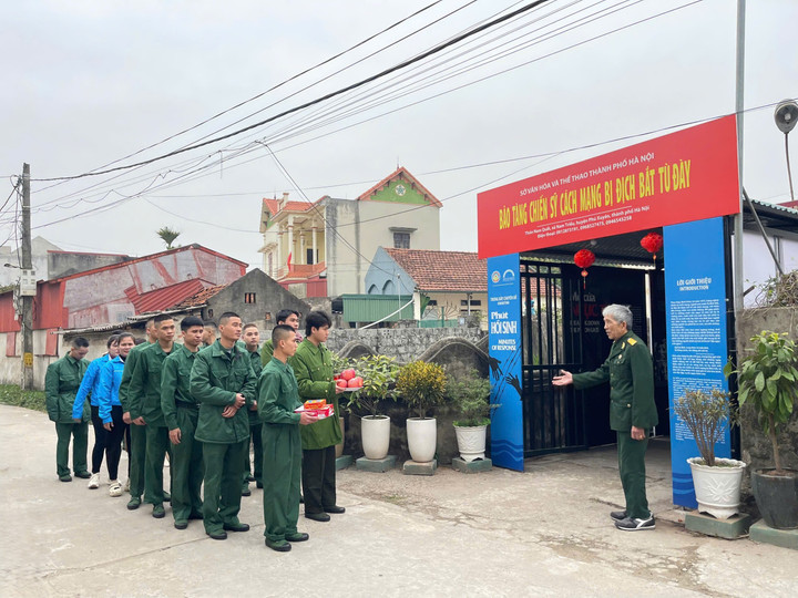 Trước ngày giao, nhận quân, 13 tân binh đã đến dâng hương tại Bảo tàng Chiến sỹ cách mạng bị địch bắt tù đày tại xã Nam Phong.