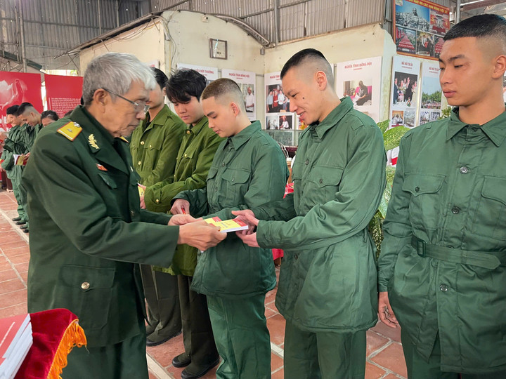 Các tân binh xã Nam Phong được ôn lại những dấu mốc lịch sử, sự hi sinh của quân và dân huyện Phú Xuyên đã chiến đấu hết mình để bảo vệ đất nước.