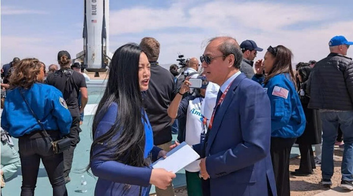 Đại sứ Nguyễn Quốc Dũng trao thư của Chủ tịch nước cho chị Amanda Nguyễn