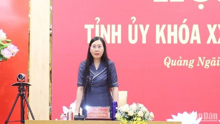 Bà Bùi Thị Quỳnh Vân, Ủy viên Trung ương Đảng, Bí thư Tỉnh ủy, Chủ tịch Hội đồng nhân dân tỉnh Quảng Ngãi, chủ trì hội nghị.