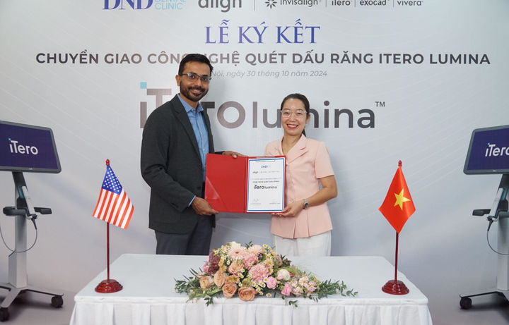 Bác sĩ Phòng cùng đại diện Align Technology trong buổi chuyển giao công nghệ iTero Lumina.