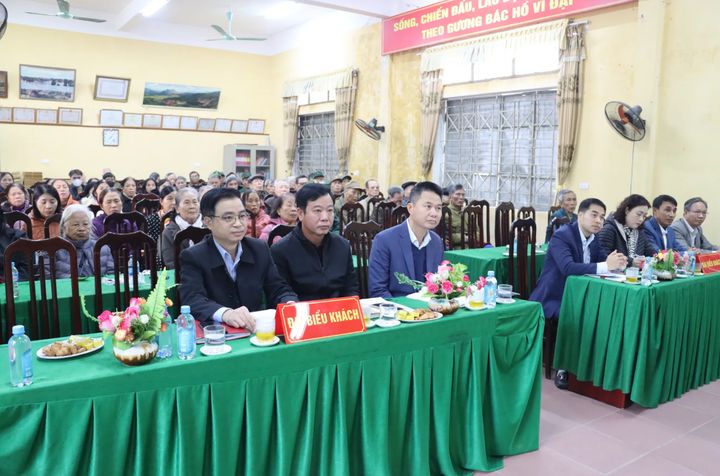 Các đại biểu dự lễ Công bố quyết định thành lập Đảng bộ xã Nam Phong.